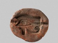 Aeg T 4  Aeg T 4, Ende Neues Reich, Form für ein Udjatauge, Roter Ton, L 5,3 cm, B 4,5 cm, H 1,1 cm : Bestandskatalog Ägypten, Museumsfoto: Claus Cordes